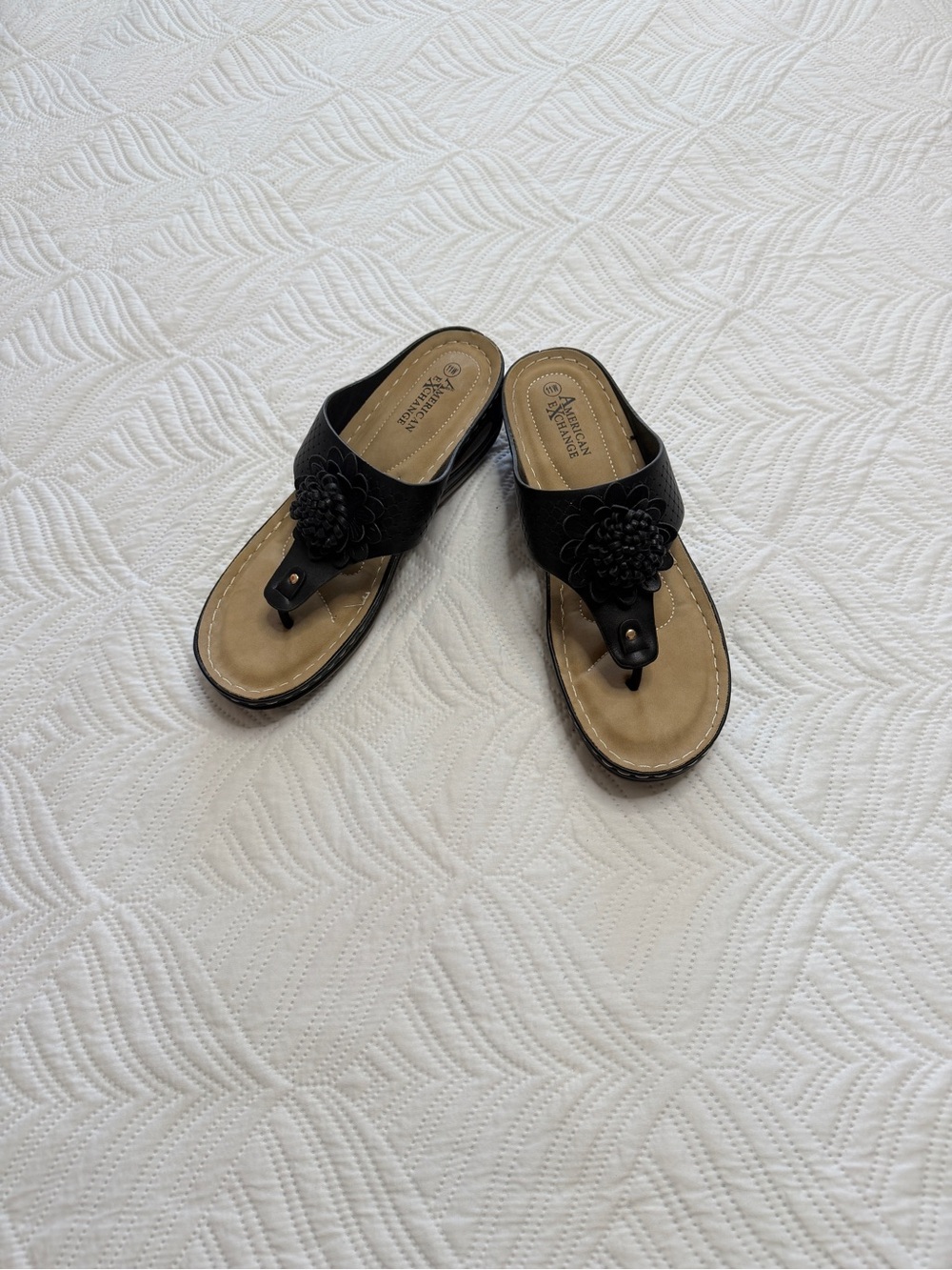 American Exchange Women’s Black Floral Toe-Ring Slide Sandals. Size 11